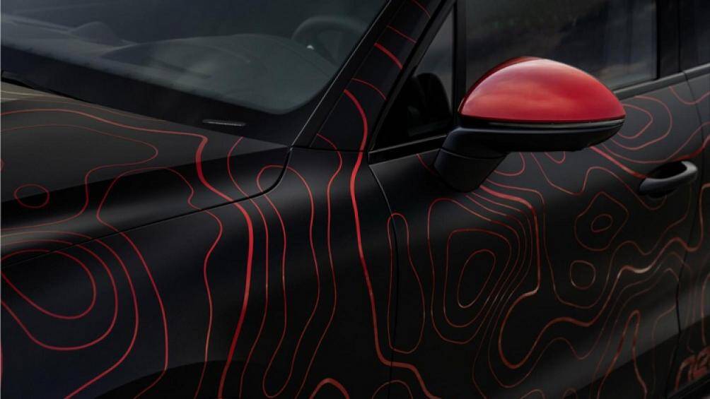 Tiếp theo, họ bổ sung thêm một lớp vinyl đỏ Ruby nữa với những độ dày khác nhau và mang một họa tiết đặc biệt được tạo ra bởi Hajo Lemke ở 811 Design