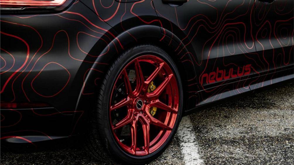 Đồng thời, xe cũng trang bị một bộ la-zăng hợp kim màu đỏ tương xứng với họa tiết đỏ trên thân vỏ, kết hợp với kẹp phanh màu vàng tương phản