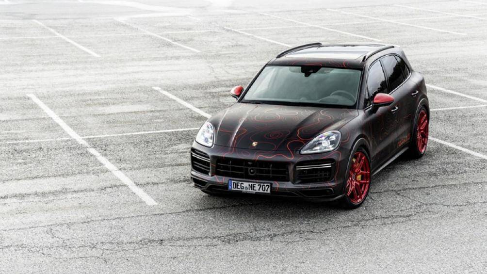 Để chiếc xe có dáng vẻ bóng bẩy và cực ngầu này, Nebulus đã mất khoảng 1 tuần để hoàn thiện lớp bọc trang trí