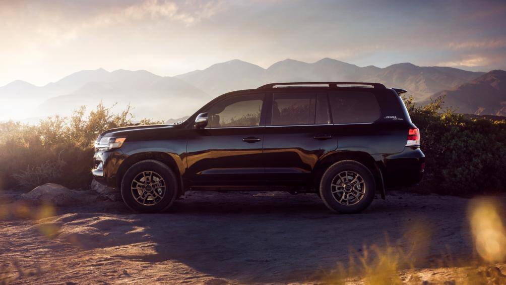 10. Toyota Land Cruiser 2020 (giá khởi điểm: 85.415 USD, điểm tổng thể: 7/10)