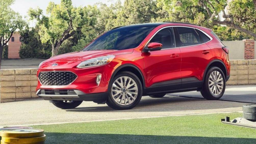 4. Ford Escape 2020 (điểm tổng thể: 8,2/10, giá khởi điểm: 24.885 USD)