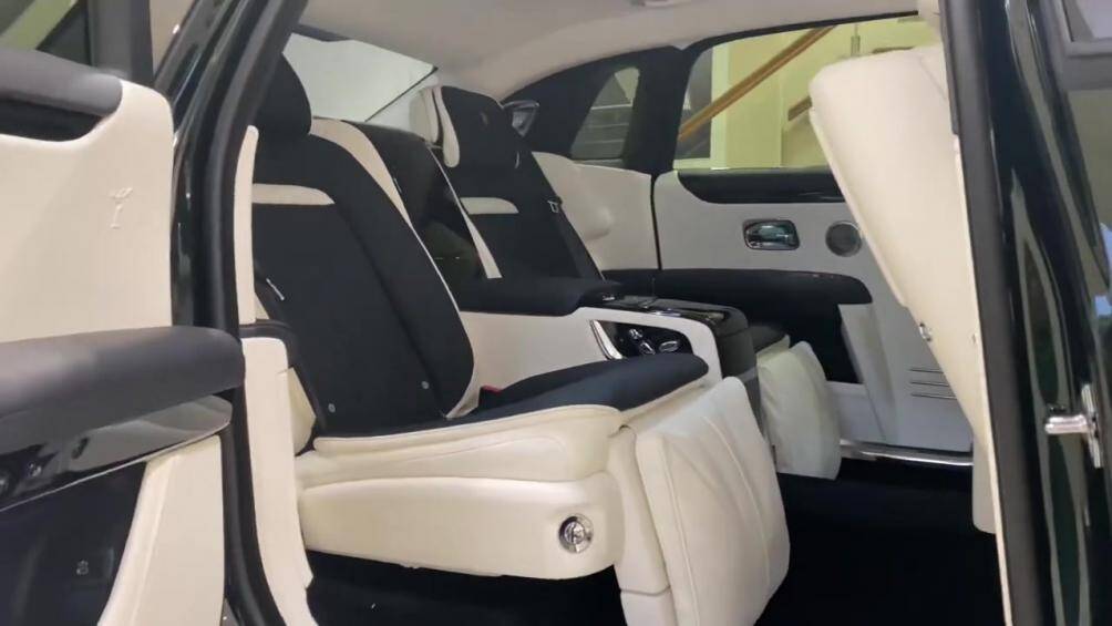Với kích thước kể trên, Ghost Extended 2021 mang đến khoảng duỗi chân cho hành khách ngồi trên ghế sau rộng hơn bất kỳ mẫu xe nào, trừ Phantom Extended