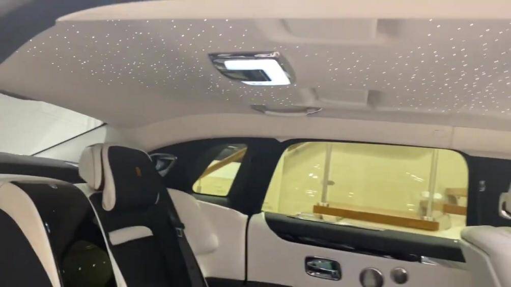 Tâm điểm của không gian nội thất bên trong mẫu sedan đến từ xứ sở sương mù là một "bầu trời sao" nằm trong mặt táp-lô