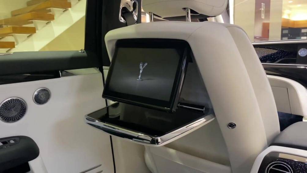 Ghế Serenity bên trong Rolls-Royce Ghost Extended 2021 có thể ngả về phía sau. Ở giữa 2 ghế sau sẽ có một tủ lạnh nhỏ để làm mát rượu champagne
