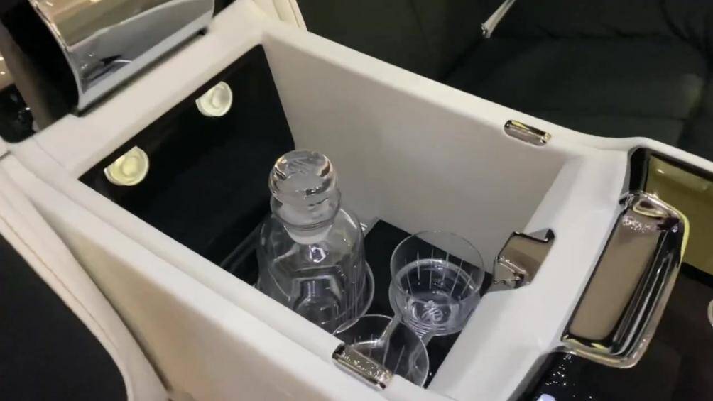 Chưa hết, hãng Rolls-Royce còn đặt sẵn 2 ly pha lê ở giữa 2 ghế sau. Cụm điều khiển dành cho hành khách phía sau còn có nắp đậy bên trên