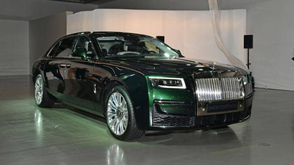 Biểu tượng Spirit of Ecstasy đã được chuyển vào nắp ca-pô. Bên trong lưới tản nhiệt còn có 20 đèn LED giúp chi tiết này phát sáng trong đêm