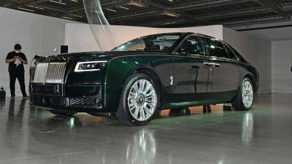 Trong khi đó, thiết kế bên sườn của Rolls-Royce Ghost Extended 2021 chỉ bổ sung đường dập gân mới nằm ở vị trí gần bệ cửa