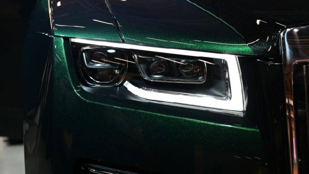 Nằm hai bên lưới tản nhiệt là cụm đèn pha LED và laser mới. Ngoài ra, đèn báo rẽ nằm tách riêng của Rolls-Royce Ghost cũ đã biến mất trên thế hệ mới