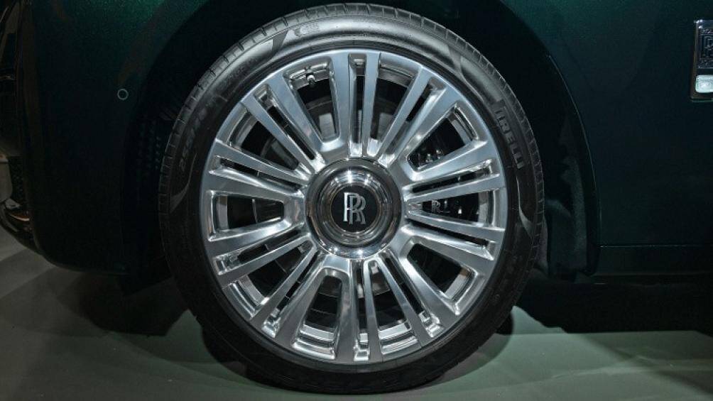 Những tính năng đáng chú ý khác của Rolls-Royce Ghost Extended 2021 bao gồm mở cửa chỉnh điện, hệ thống âm thanh Bespoke Audio 18 loa...