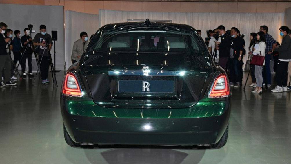 Rolls-Royce Ghost Extended 2021 vẫn sử dụng động cơ xăng V12, tăng áp kép, dung tihs 6,75 lít, tạo ra công suất tối đa 563 mã lực
