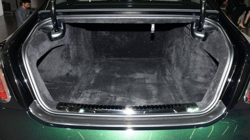 Tại thị trường Trung Quốc, giá xe Rolls-Royce Ghost 2021 dao động từ 4,5 - 5,3 triệu Nhân dân tệ (khoảng 15,3- 18 tỷ đồng)