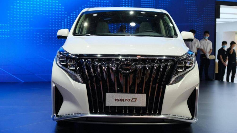 Phía dưới lưới tản nhiệt là một thanh kim loại trang trí sáng bóng, kết nối luôn với đường viền của hai hốc gió