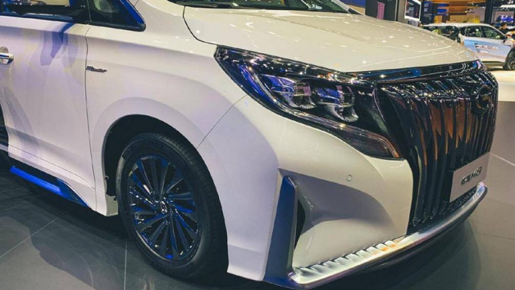 Cụm đèn pha cũng có kích thước lớn, hầm hố. Trumpchi M8 Master có khoảng sáng gầm khá thấp, góc nhìn bên sườn cho thấy bộ la-zăng bóng bẩy