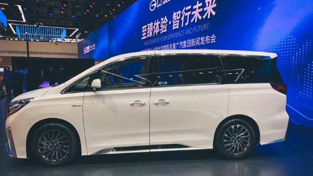 Mẫu MPV này có khoảng sáng gầm khá thấp, và khoác trên mình một bộ body kit bắt mắt