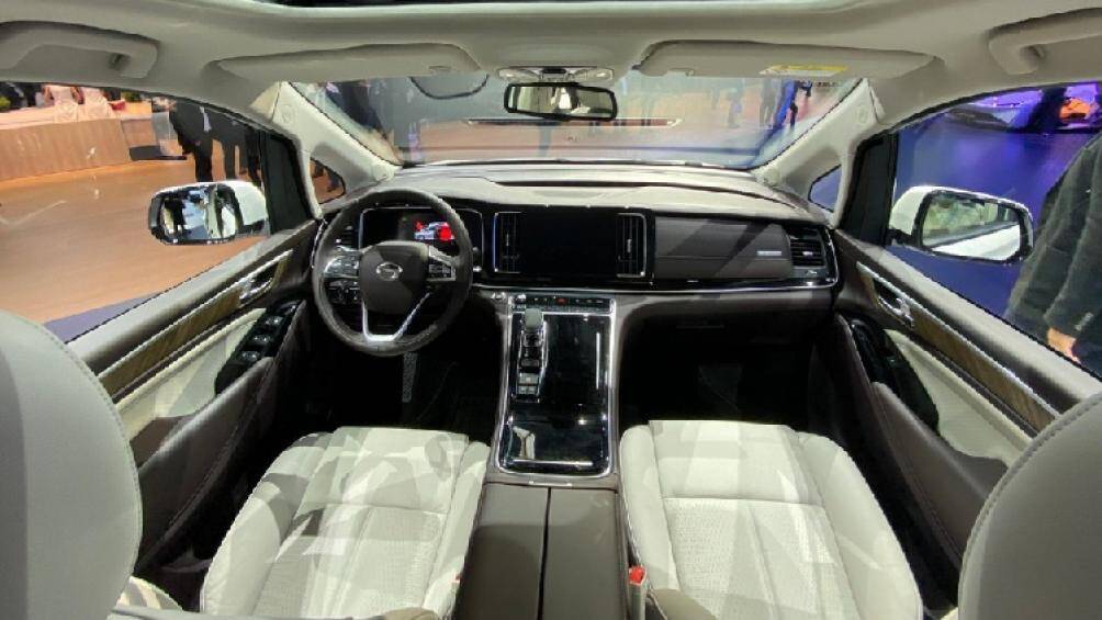 Động cơ xe là máy tăng áp dung tích 2.0 lít sản sinh 252 mã lực phối hợp một hộp số tự động 8 cấp