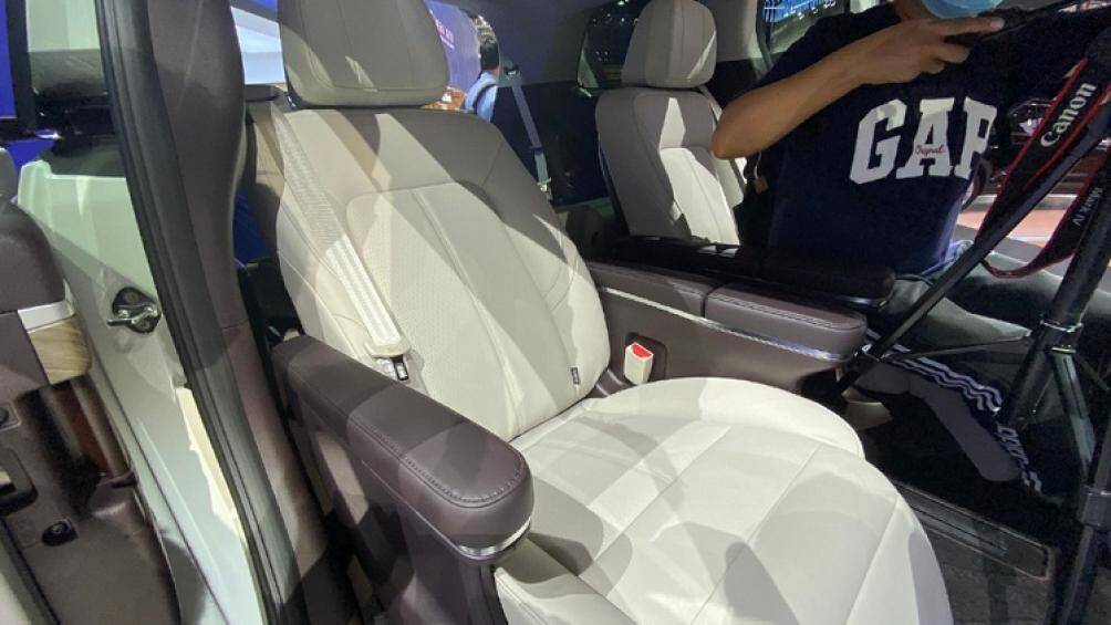 Tuy nhiên, chỗ ghi điểm thật sự của mẫu MPV này là không gian nội thất rất rộng với ghế cơ trưởng ở hàng thứ hai