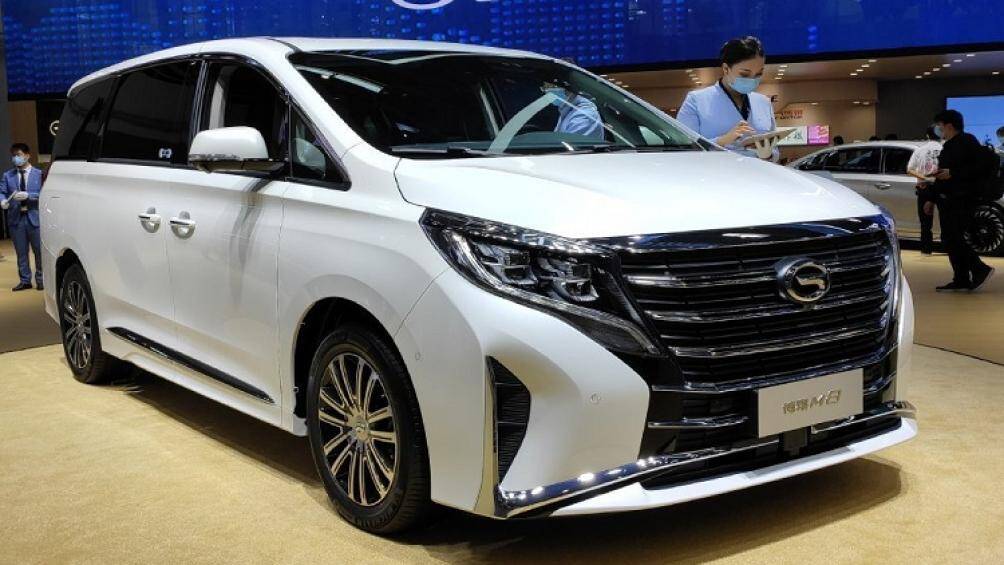 Phiên bản tiêu chuẩn cũng có trang bị lưới tản nhiệt lớn, nhưng lại có nan trang trí theo chiều ngang thay vì dọc