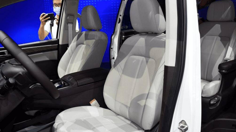 Nội thất của Trumpchi M8 Master trông rộng rãi, cụm điều khiển trung tâm có thiết kế tập trung về hướng người lái, phía trên là một của sổ trời lớn