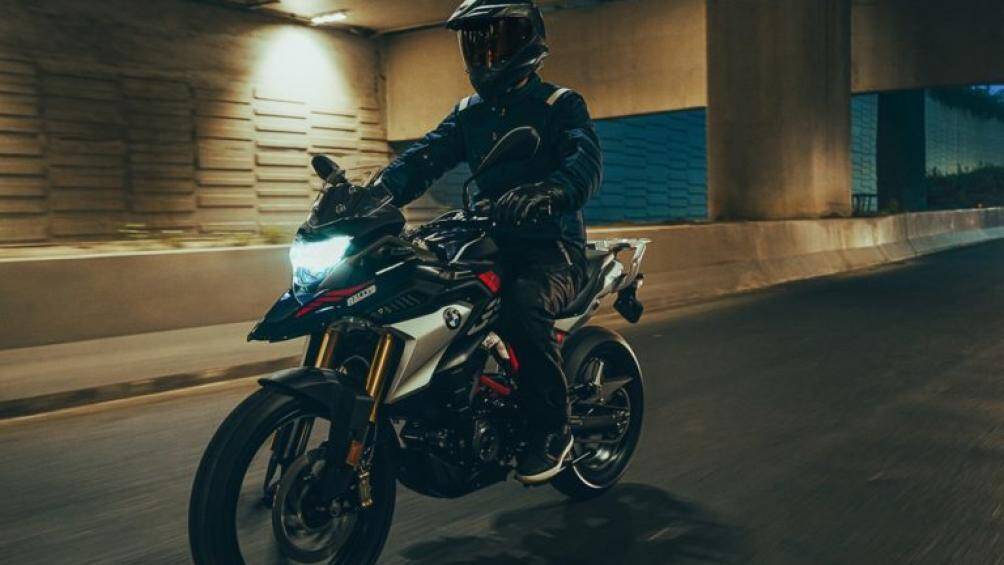 Thay đổi đầu tiên phải kể đến trên BMW G310GS chính là hệ thống chiếu sáng mới. Thay thế cho đèn pha halogen của phiên bản cũ là đèn pha LED mới hiện đại