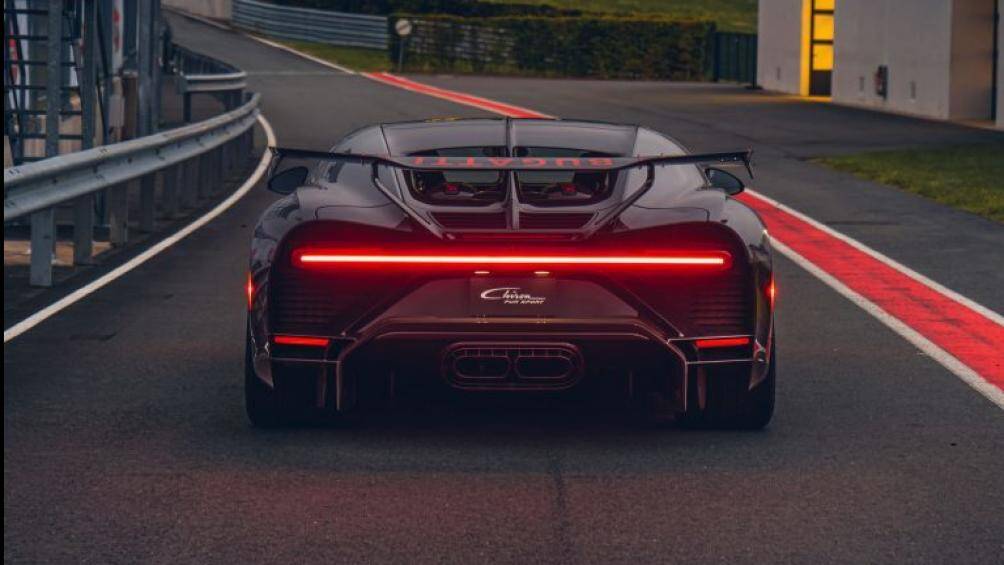 Phía sau, Bugatti trang bị cho xe bộ cánh gió chữ X cỡ lớn, dài 1,9 mét kết hợp cùng bộ khuếch tán lớn bên dưới nhằm giúp xe ổn định hơn