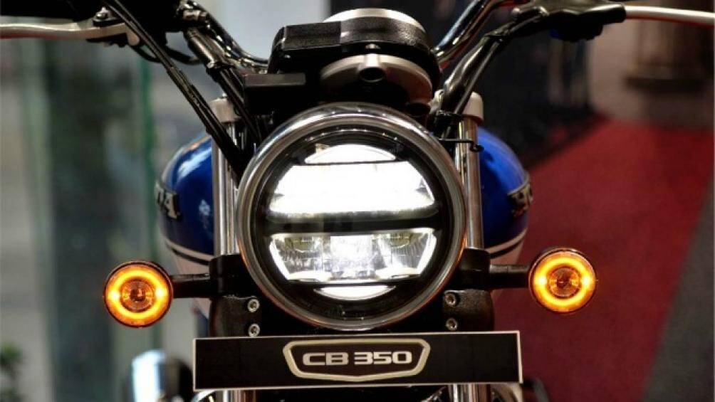 Ở phía trước xe có đèn pha LED tròn đẹp mắt và đường viền xung quanh xe được mạ crôm tăng thêm độ sang cho xe