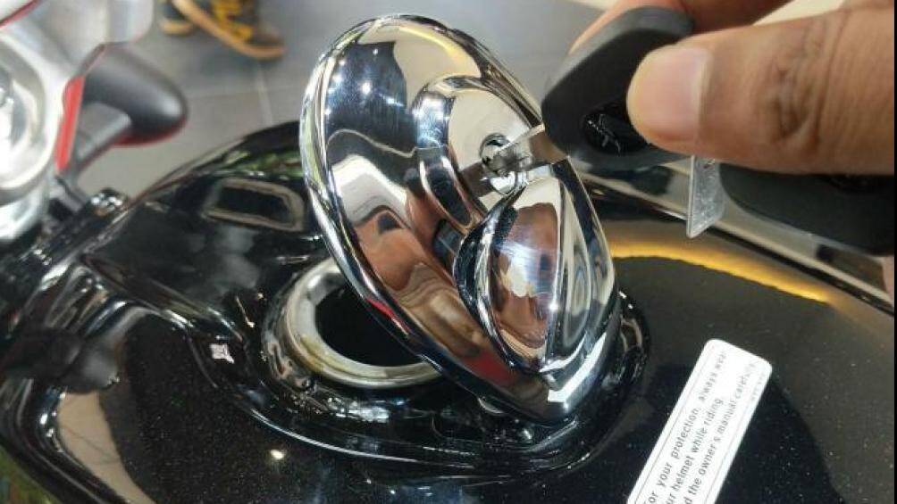 Bên cạnh bình xăng xe và tấm ốp hông cũng có các chữ mạ crôm