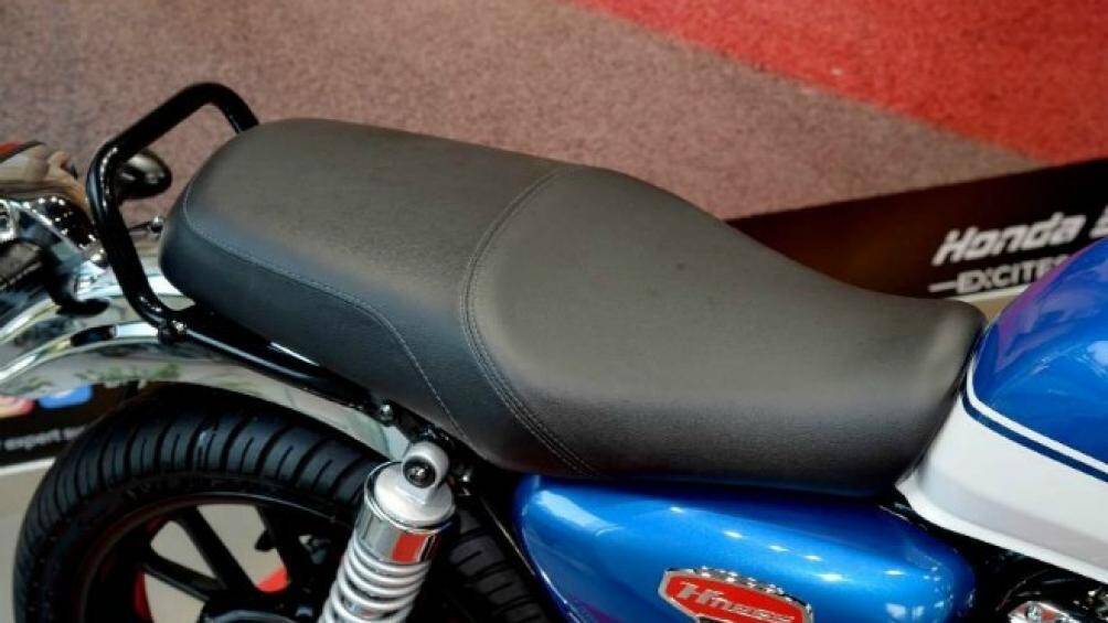 H'Ness CB350 có chiều cao yên 800 mm, độ sáng gầm 166 mm và chiều dài cơ sở 1441 mm