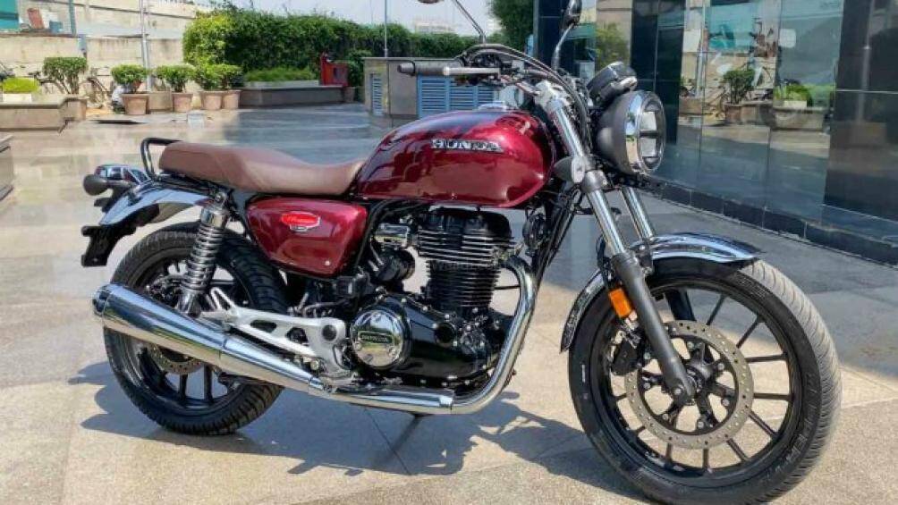 Xe có hai phiên bản: Deluxe và Deluxe Pro. H'Ness CB350 nhìn rất sang trọng, phong cách cổ điển với nhiều chi tiết hiện đại