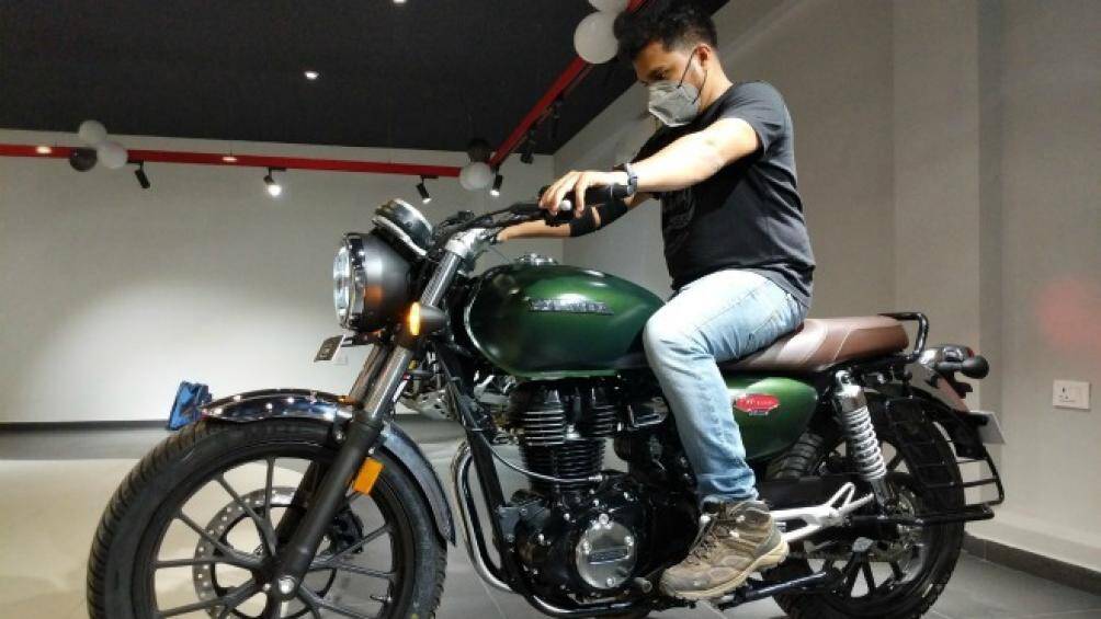 Hệ thống treo xe gồm phuộc lồng trước và giảm xóc thủy lực bằng lò xo ở phía sau