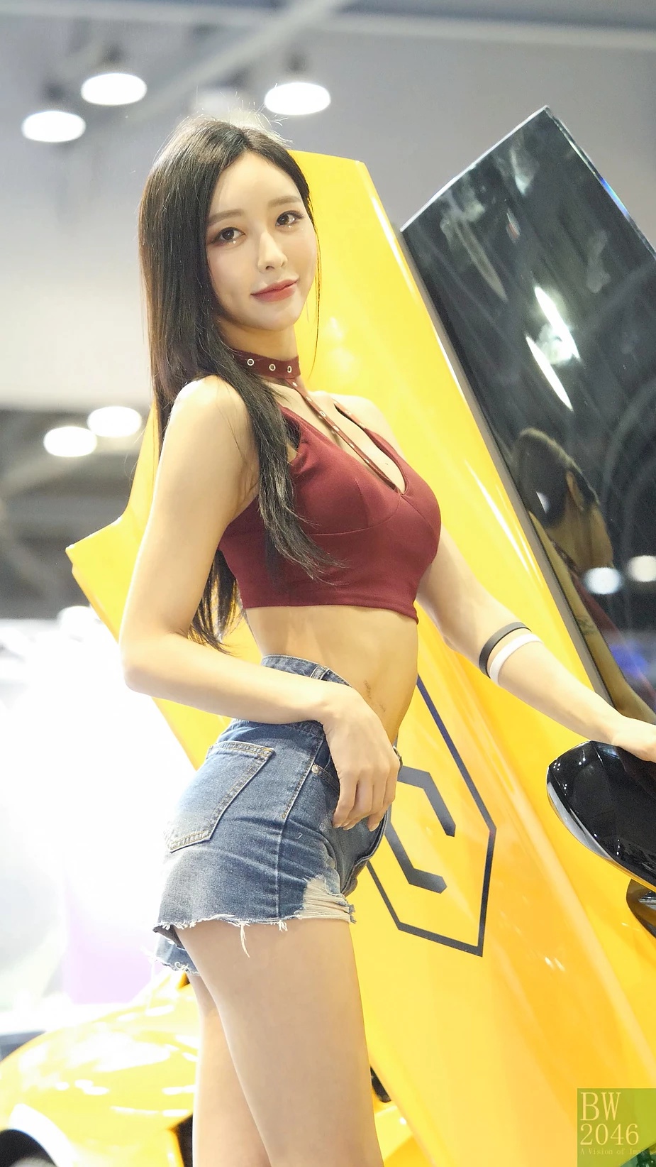 Đường cong uyển chuyển, sexy của người đẹp thu hút ánh nhìn phái mạnh