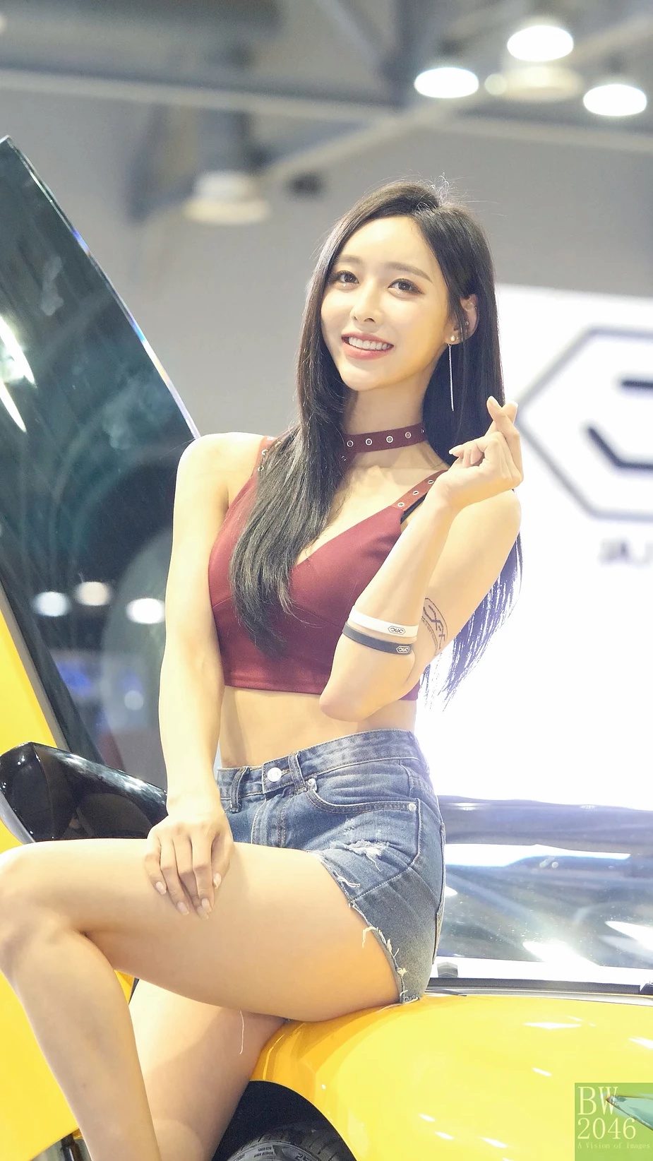 Nụ cười tươi tắn giúp Ara tỏa sáng tại triển lãm