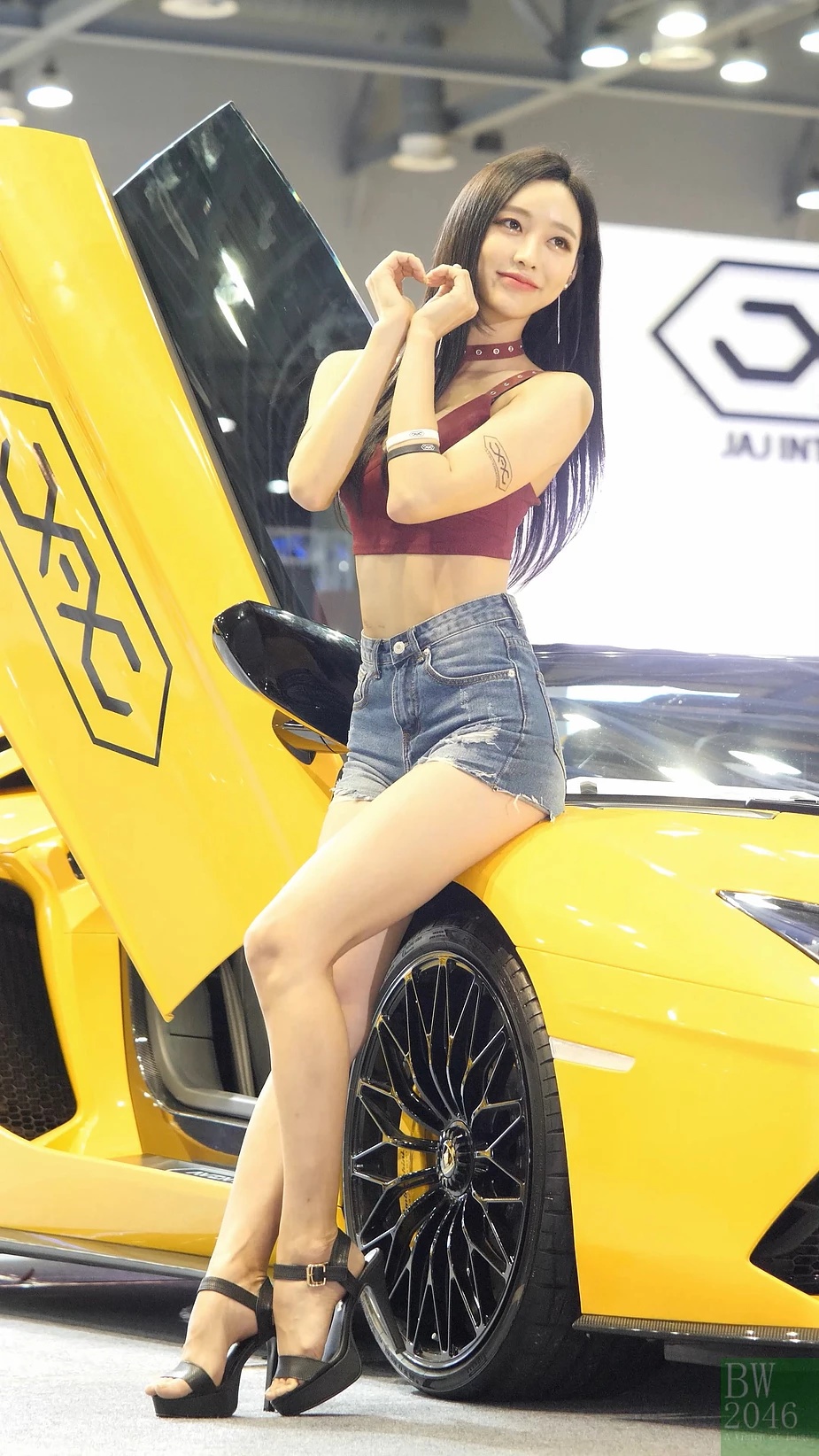 Thoải mái tạo dáng trên nắp ca po siêu xe