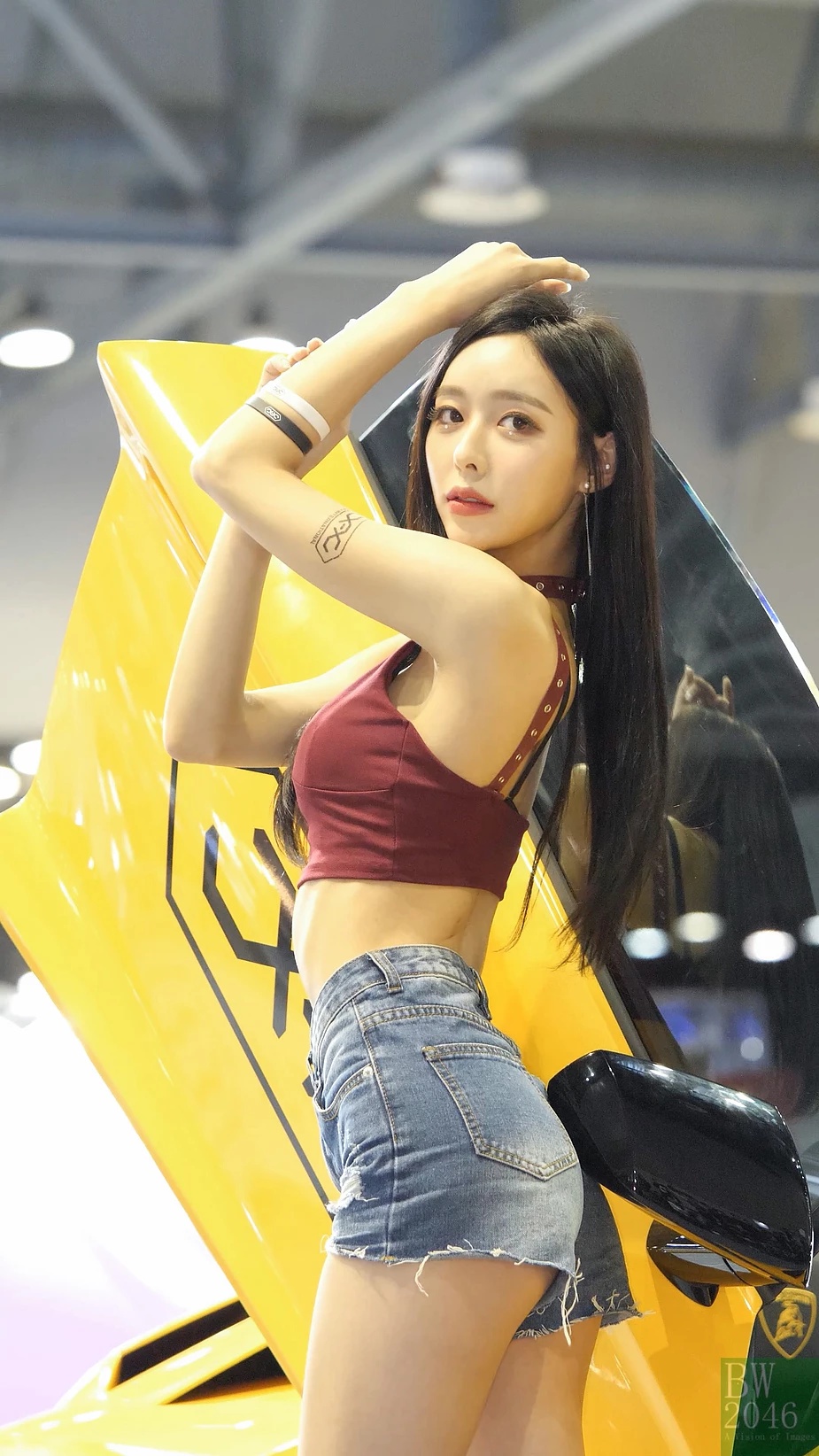 Chiếc siêu xe màu vàng nổi bật nhưng dường như nó đã bị lép vế trước vẻ đẹp sexy và nóng bỏng của người đẹp Hàn Quốc