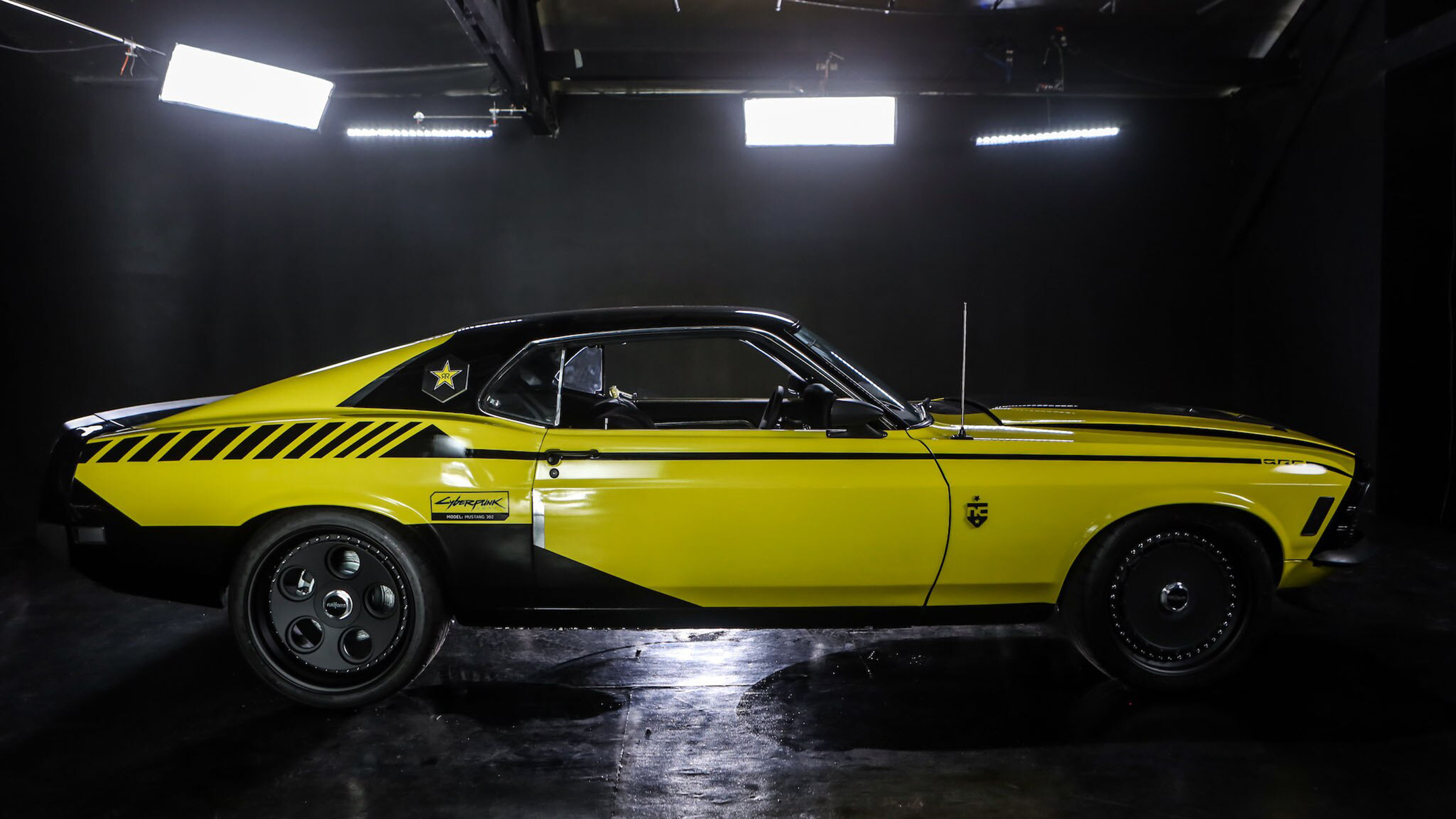 Chiếc Ford Mustang có tên gọi là Quadra, được độ lại giống y đúc bản mẫu của một chiếc xe mà người chơi có thể lái trong game "Cyperpunk 2077"