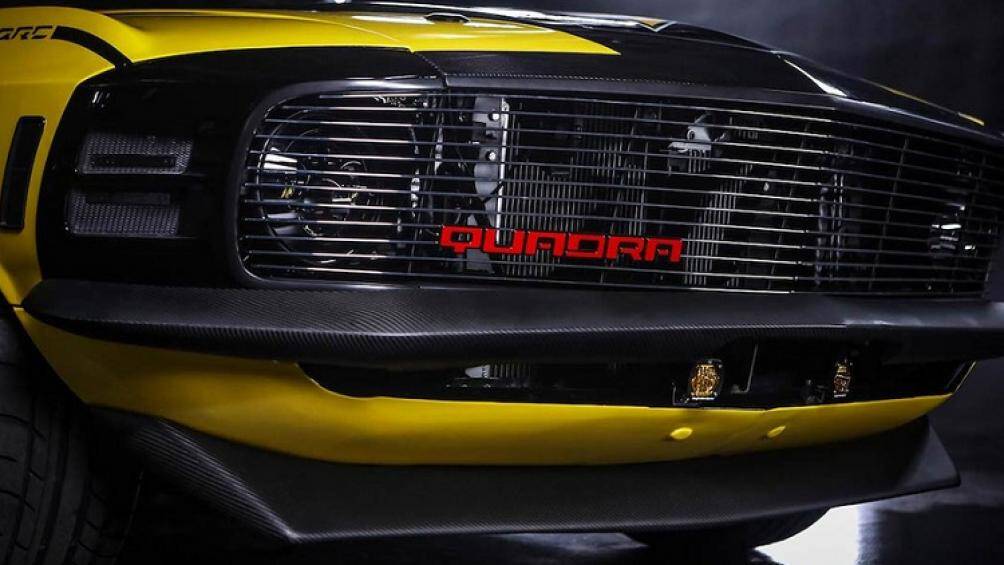 Cụ thể, chiếc xe cơ bắp này đã được lắp một lưới tản nhiệt hoàn toàn mới, bao gồm cả huy hiệu Quadra, đồng thời có đèn sương mù và đi lùi hiện đại hơn