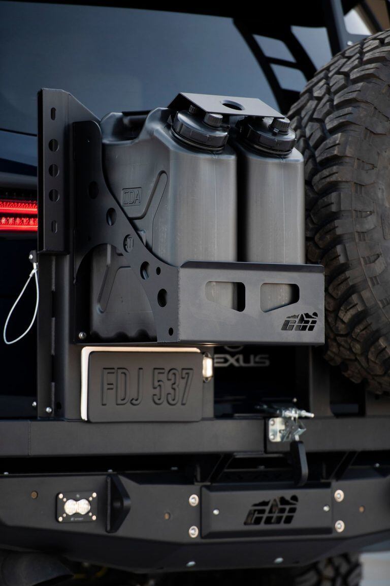 Chiếc xe còn được lựa chọn trang bị hệ thống giá nóc và thanh đèn chiếu sáng trên nóc giúp có thể tự tin đi trong đêm tối an toàn