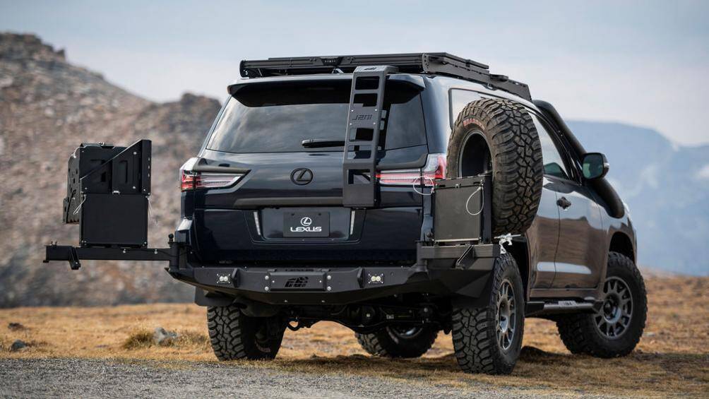 Ngoài ra, Lexus còn lắp đặt thêm cho xe bệ bước chân, ống xả kép, lốp dự phòng được đính ở phần nắp khoang hành lý phía sau