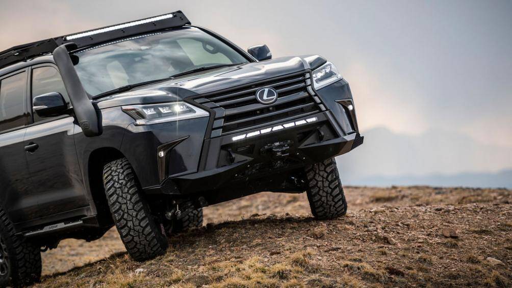 Ở phần cản trước, xe được trang bị phần cản va đến từ thương hiệu CBI Offroad, một thanh đèn có kích thước 762 mm của Rigid Industries