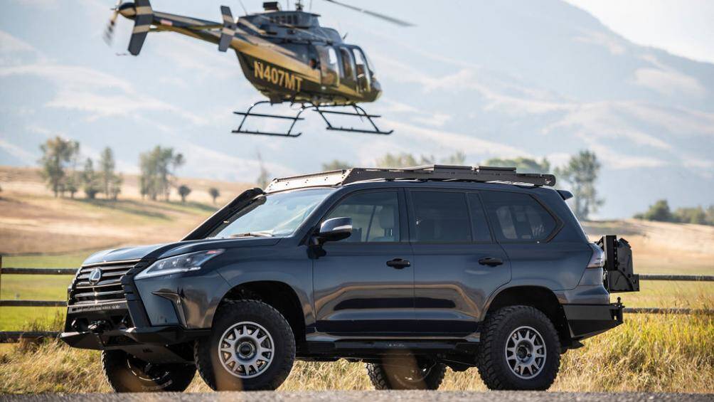 Lexus J201 được trang bị bộ la-zăng Evo Corse DakarZero có kích thước 17 inch đi kèm với bộ lốp General Grabber X3