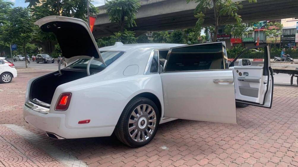 Trên bậc cửa của mỗi chiếc Rolls-Royce Phantom Tranquillity đều có dòng chữ mang ý nghĩa đây là 1 trong 25 xe sản xuất thế giới