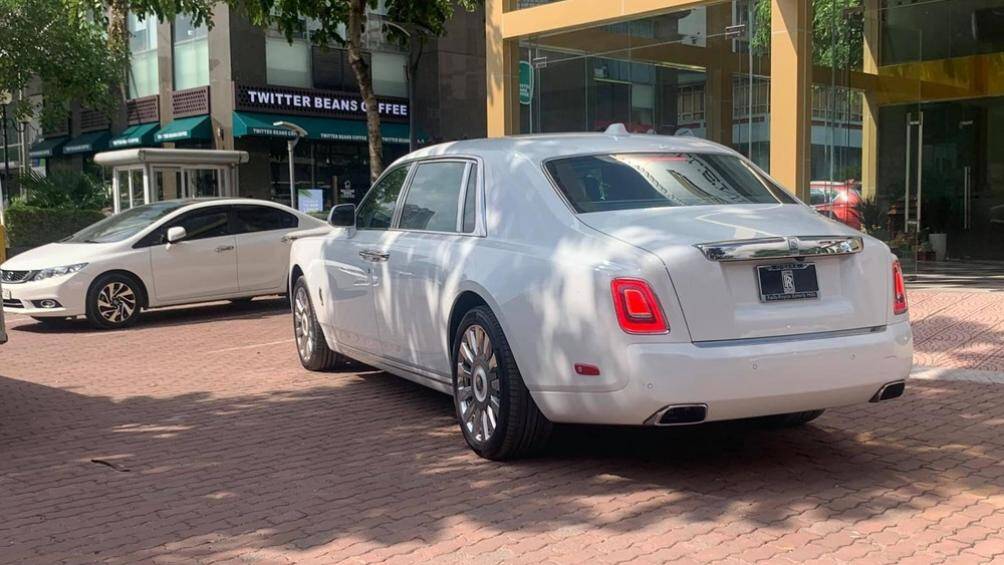 Chưa hết, biểu tượng Spirit of Ecstasy của xe bằng chất liệu titan màu tối và dưới chân logo này là tên phiên bản xe in dập nổi