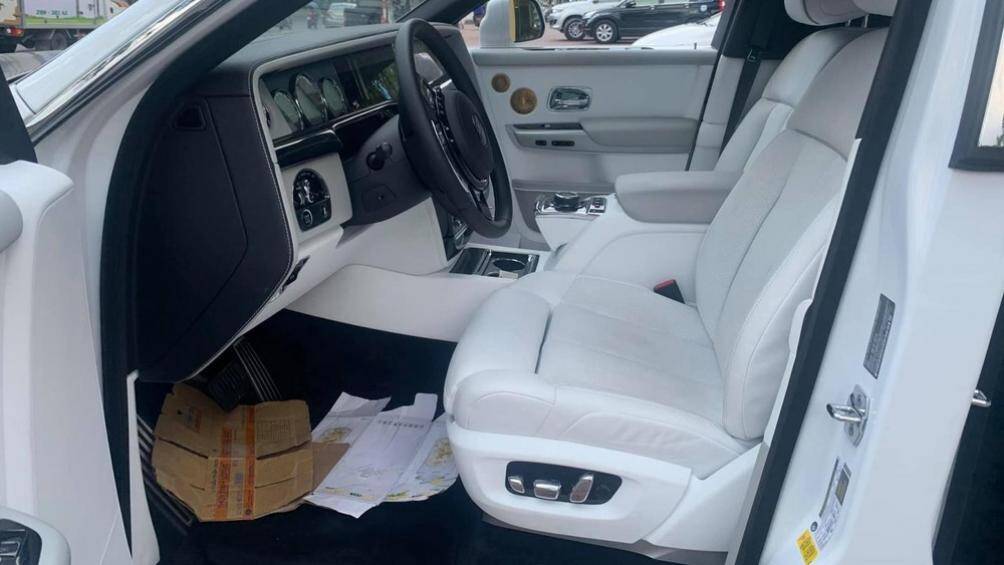 Bên trong khoang lái của chiếc xe siêu sang Rolls-Royce Phantom Tranquillity mới về Việt Nam có chất liệu da Arctic White và Selby Grey sang trọng