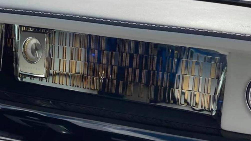 Bộ điều khiển âm lượng của xe siêu sang Rolls-Royce Phantom Tranquillity còn được chế tạo từ thiên thạch Muonionalusta