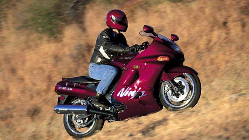 6. Kawasaki Ninja ZX-11 2001 (vận tốc tối đa: 283 km/h)