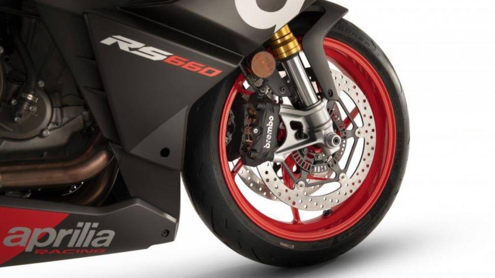 Với việc nghiêng xi lanh về phía bánh trước, trọng tâm của xe được hướng về phía trước, cải thiện sự phân bố trọng lượng