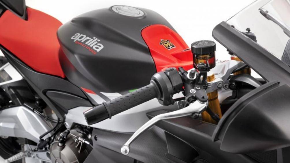 Để phục vụ việc đua xe, Aprilia RS660 2021 sở hữu đầy đủ tùy chọn gồm hệ thống ống xả Akrapovic và phần mềm cho phép kích hoạt chuyển số đường đua