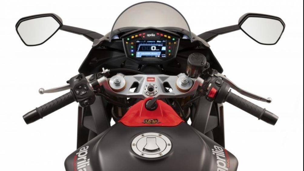 Đối với hỗ trợ lái xe, RS660 được trang bị đầy đủ 5 chế độ lái – 3 chế độ trên đường phố và 2 chế độ trên đường đua