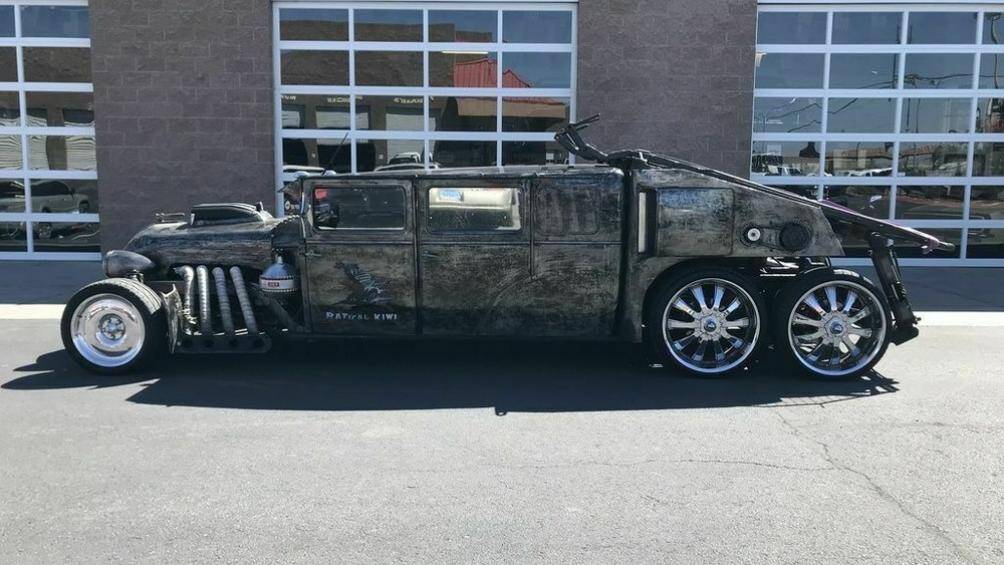 Bên cạnh đó, chiếc xe Ratical Kiwi hàng hiếm này còn lắp đặt một trục bánh Jaguar X300 ở phía trước và hai trục bánh Jaguar X300 khác ở phía sau