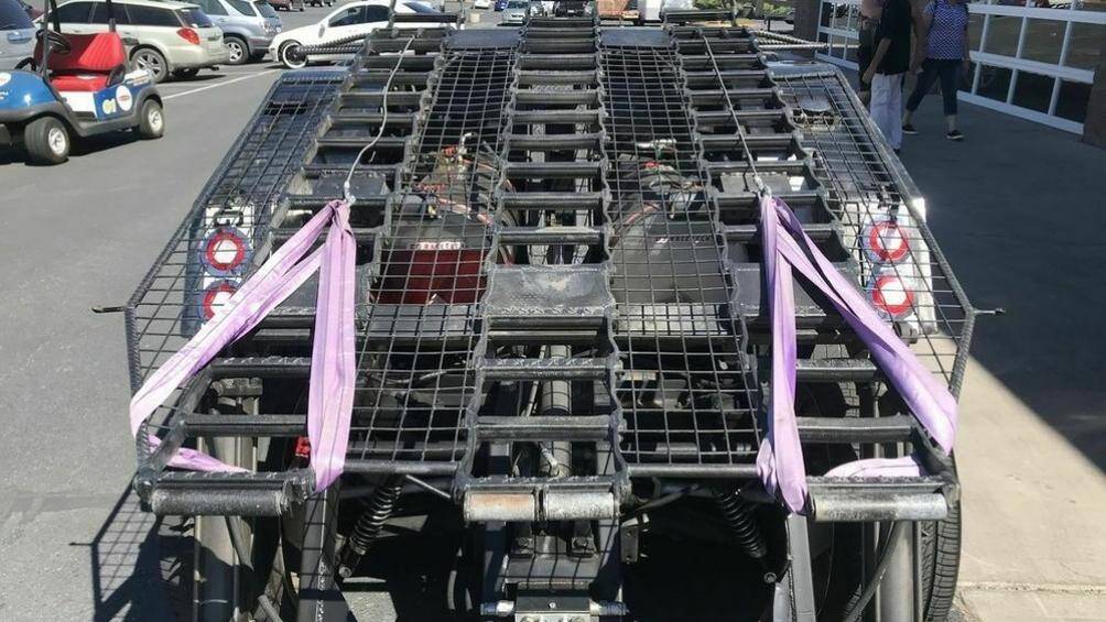 Chưa hết, chiếc xe còn lắp cả đĩa phanh và kẹp phanh Jaguar cũng như một bộ la-zăng bằng crôm cỡ 18 inch ở phía trước và 22 inch ở phía sau