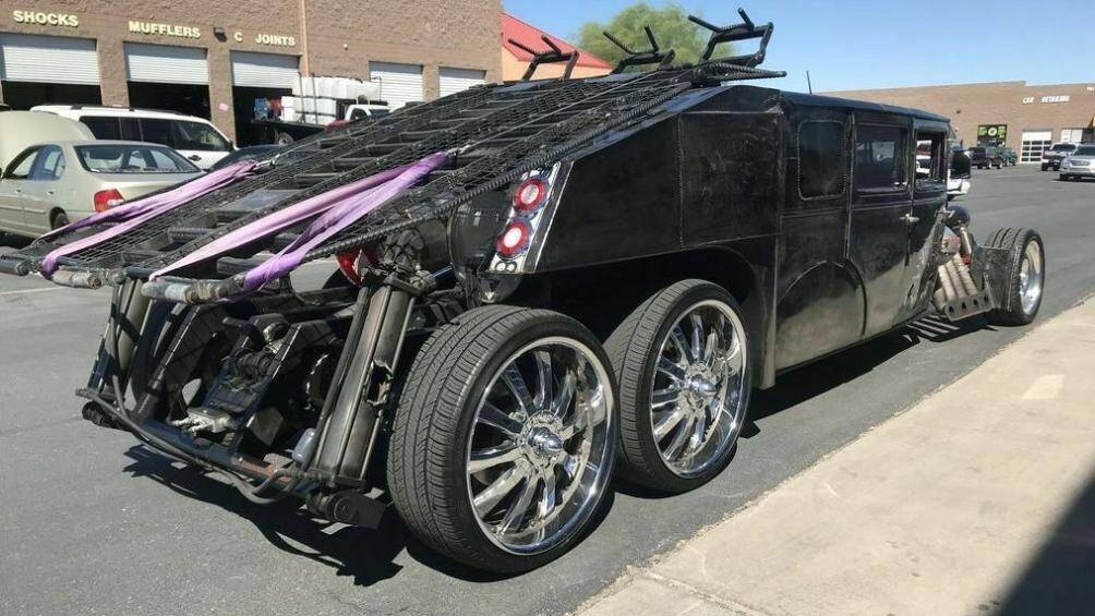 Điều này đã biến chiếc xe thành một phương tiện 3 trục 6 bánh to lớn và vô cùng quái dị